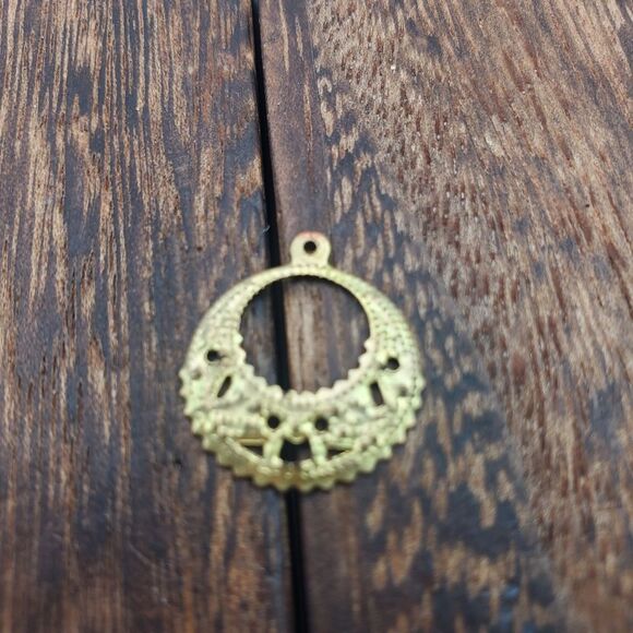 Wreath gold tone openwork pendant - Picture 1 of 2